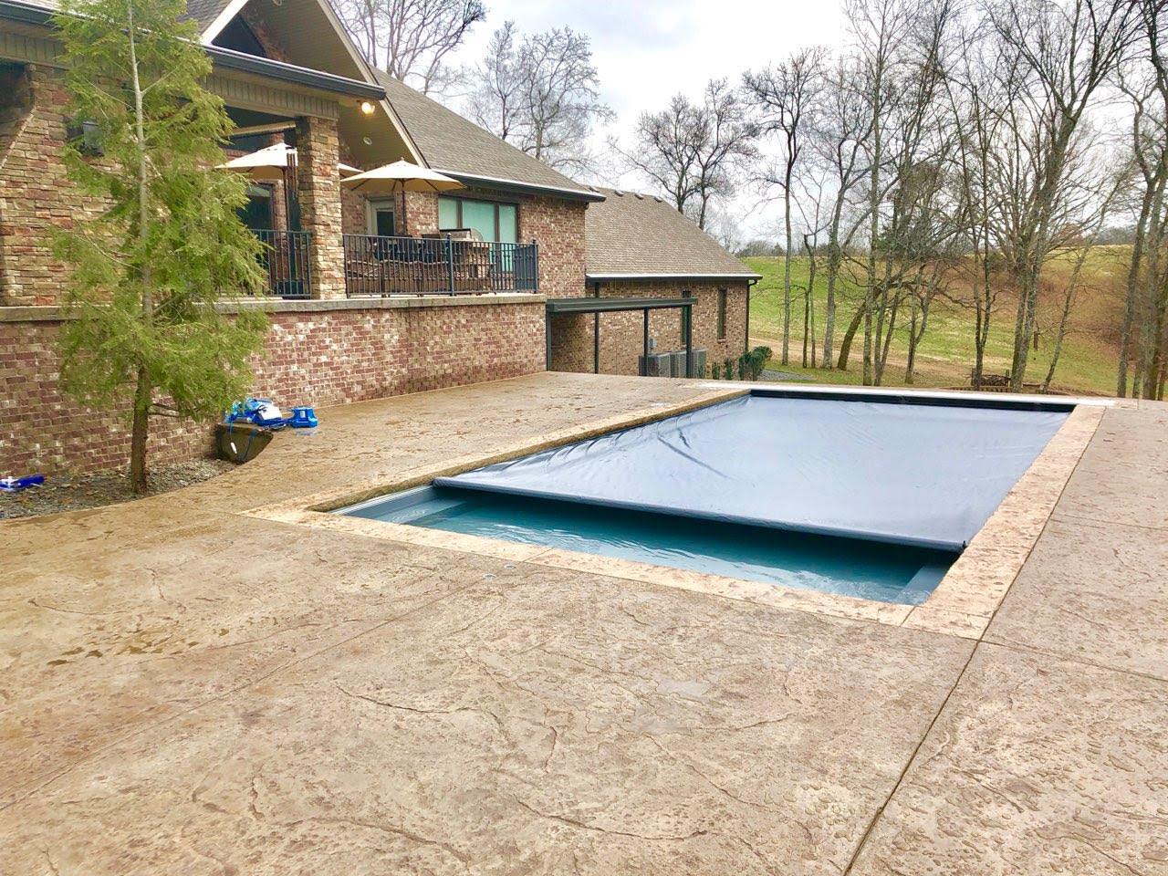 Automatic safety cover retracting across a rectangular pool