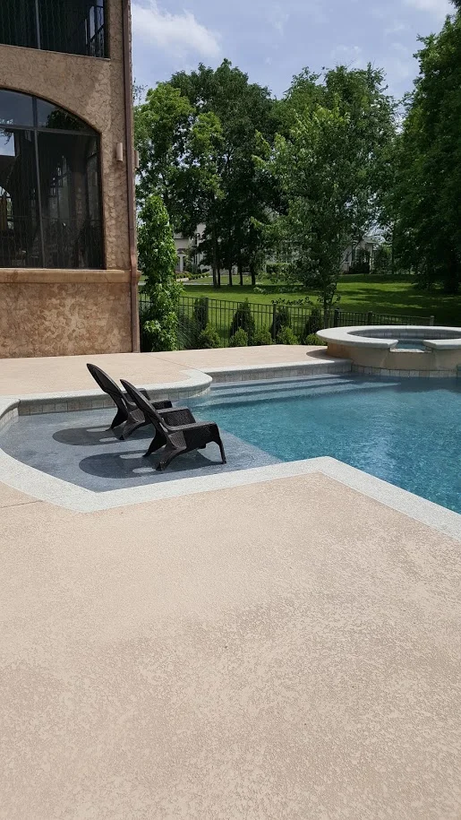 Shallow tanning ledge with in-water loungers
